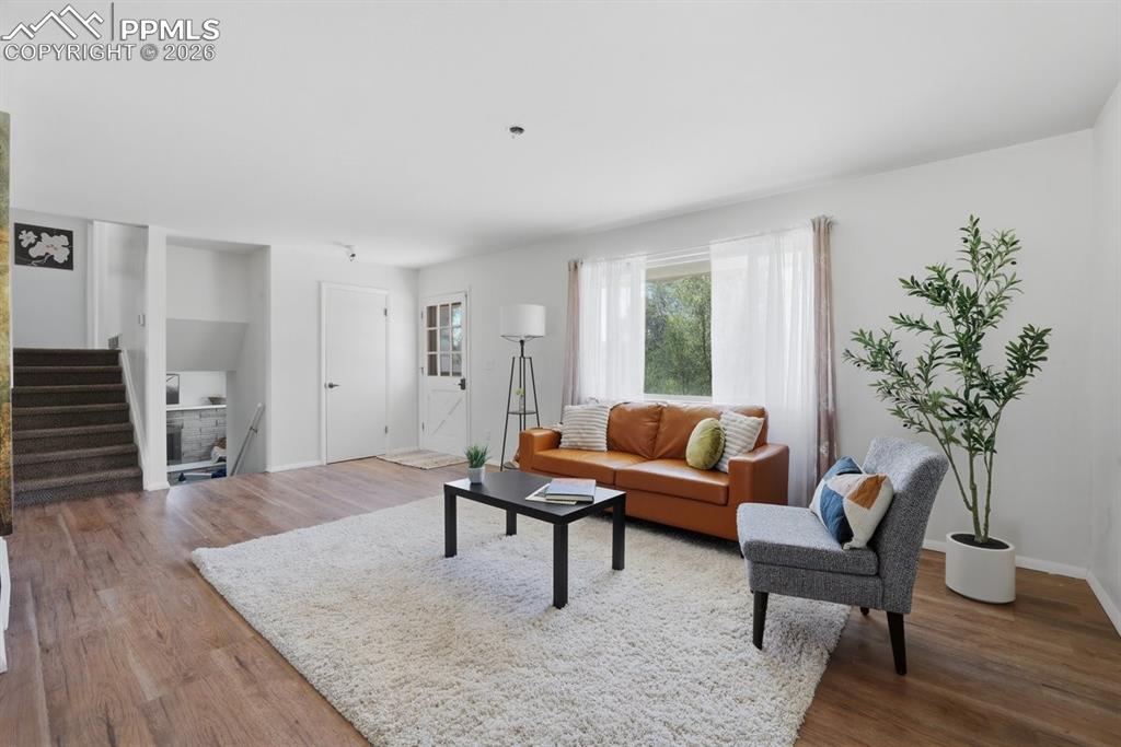 Image 21 of 44: Living Room