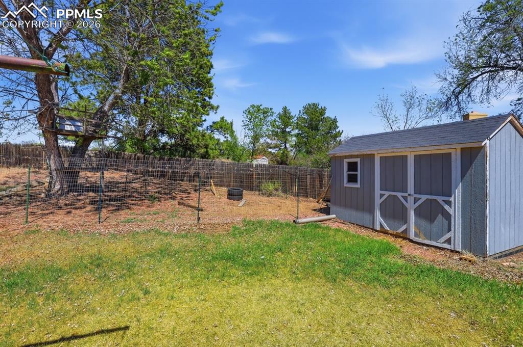 Image 33 of 44: Yard