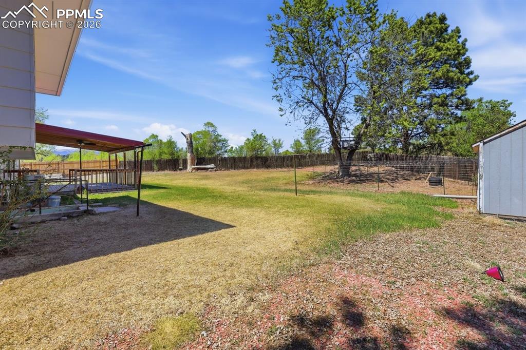 Image 34 of 44: Yard