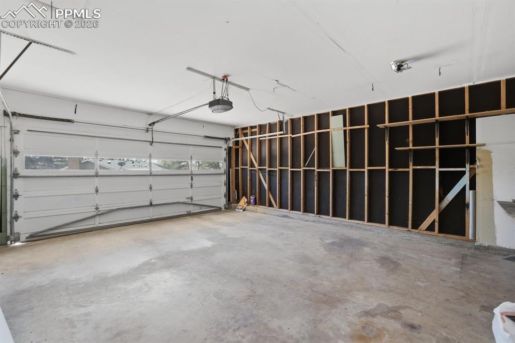 Image 40 of 44: Garage