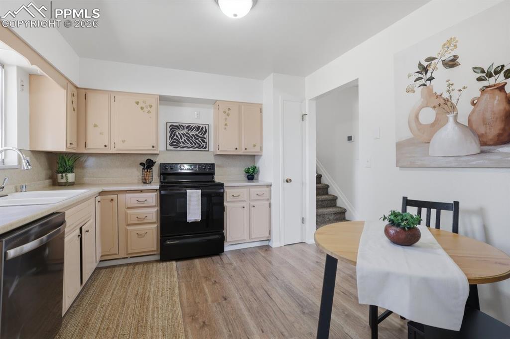 Image 9 of 44: Kitchen