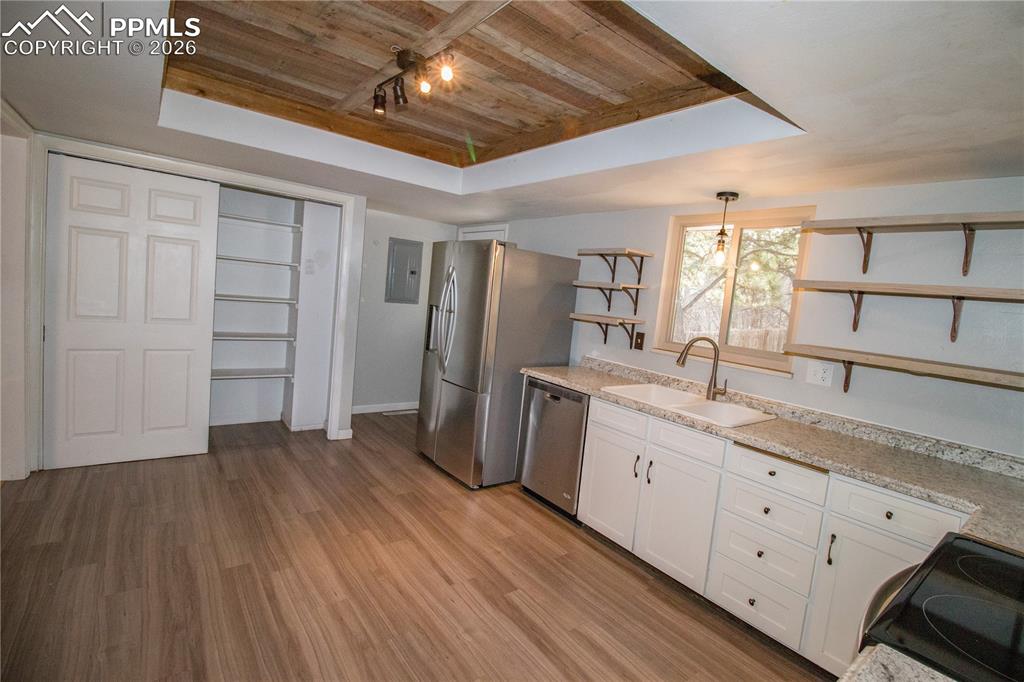 Image 12 of 36: Kitchen