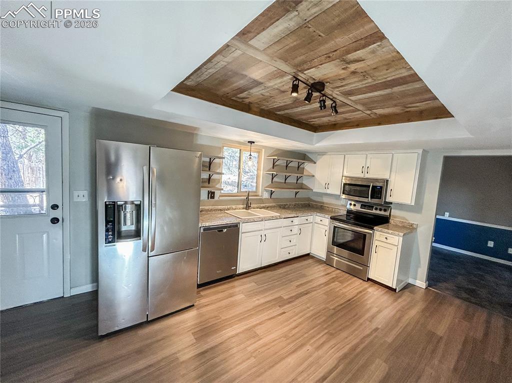 Image 13 of 36: Kitchen