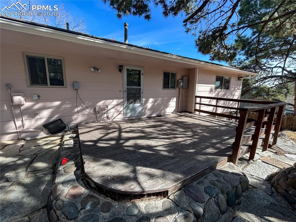 Image 19 of 36: Deck