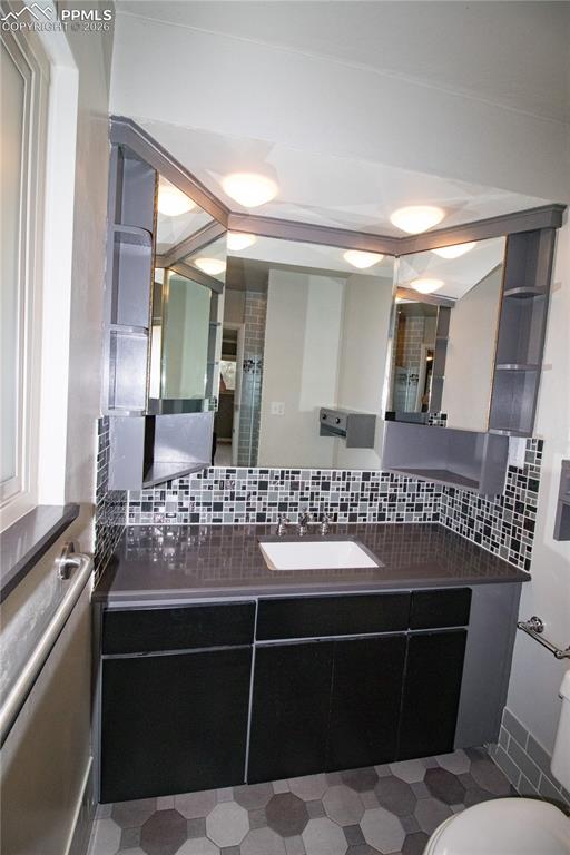 Image 29 of 36: Bathroom