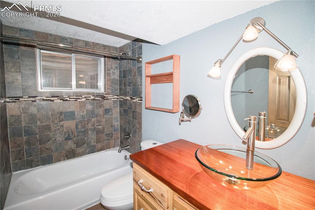 Image 32 of 36: Bathroom