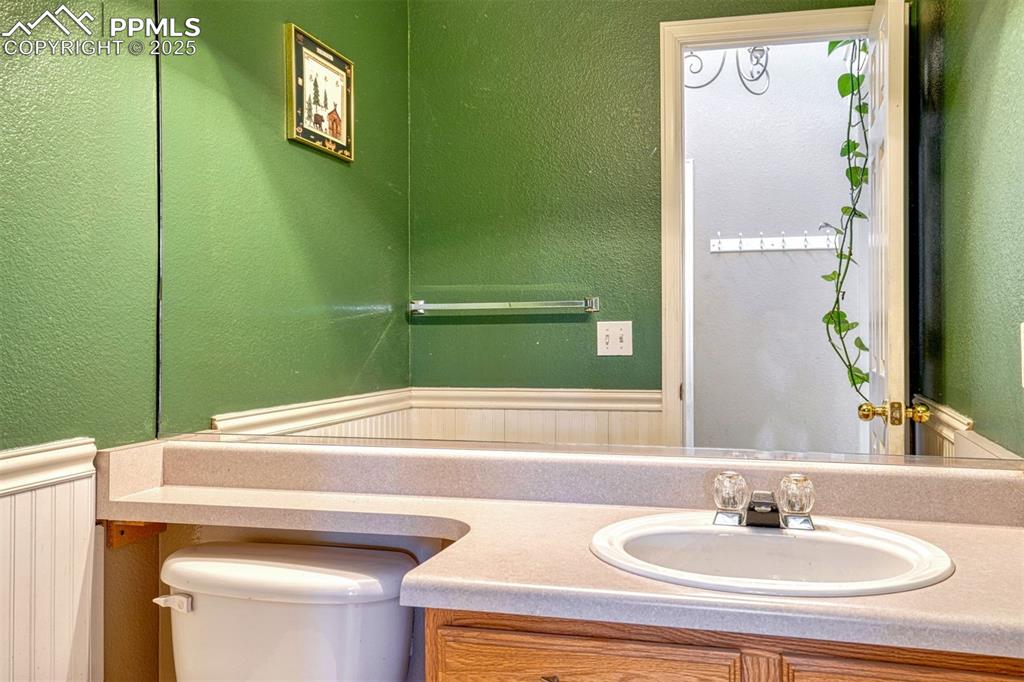 Image 18 of 40: Main level half bath