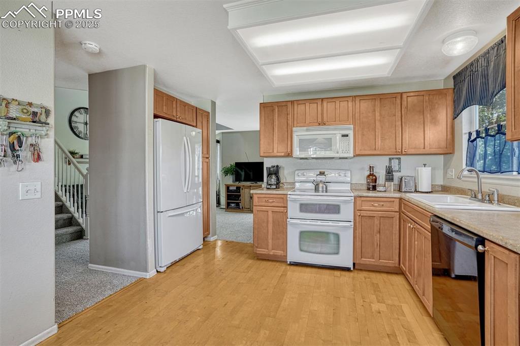 Image 4 of 40: Kitchen