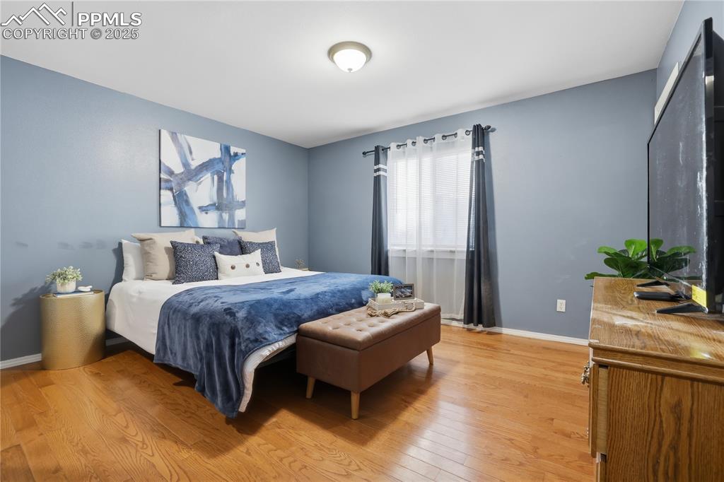 Image 20 of 31: Bedroom