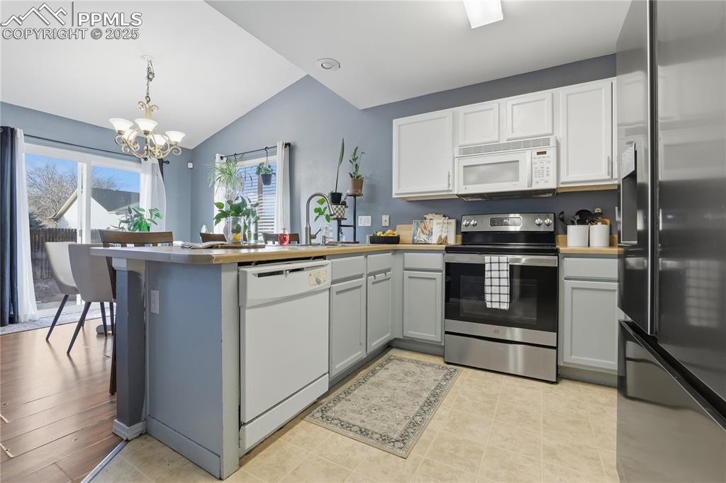 Image 3 of 31: Kitchen