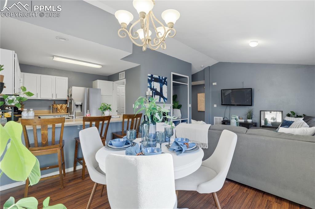 Image 7 of 31: Dining Area