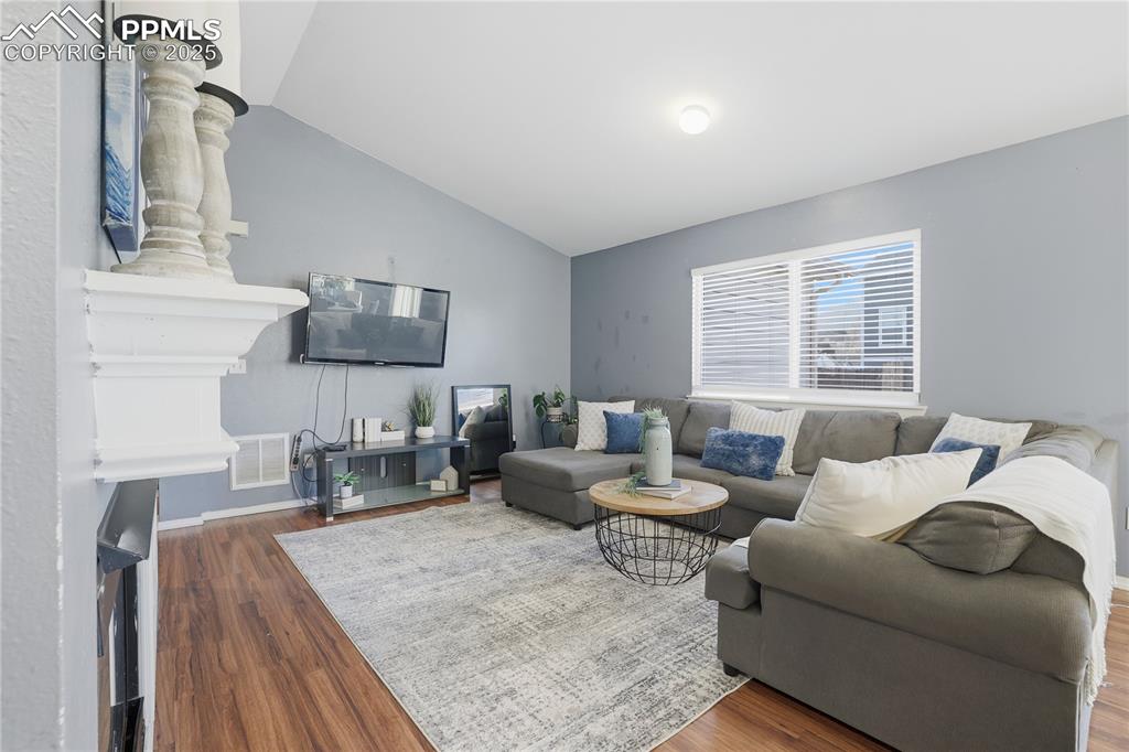 Image 9 of 31: Living Room