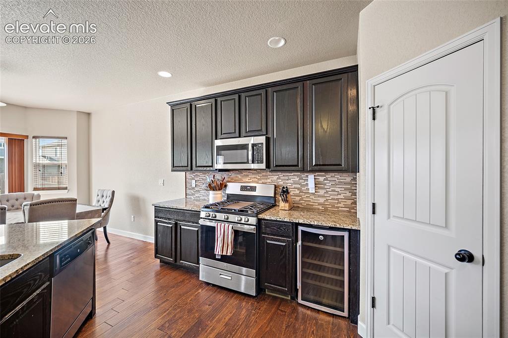 Image 10 of 25: Kitchen