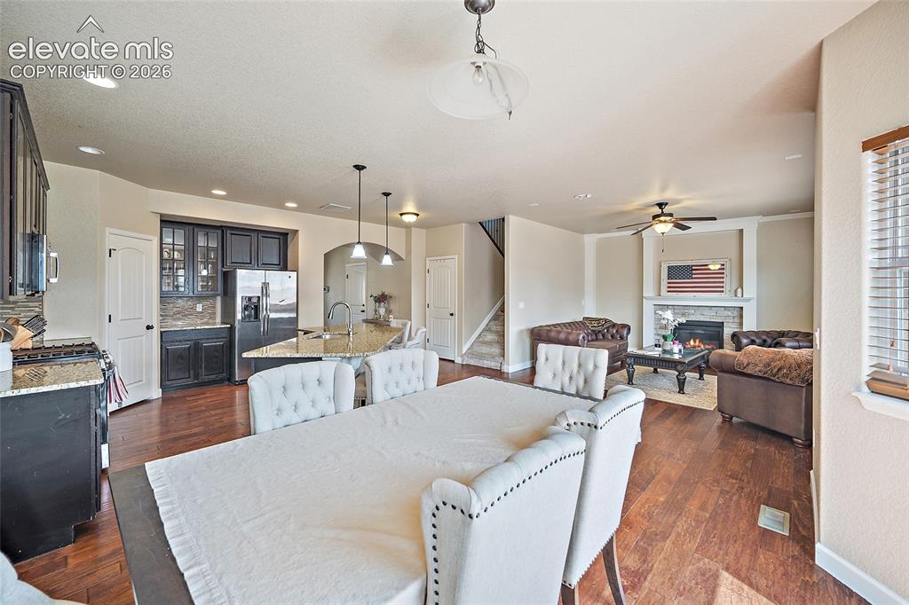 Image 13 of 25: Dining Area
