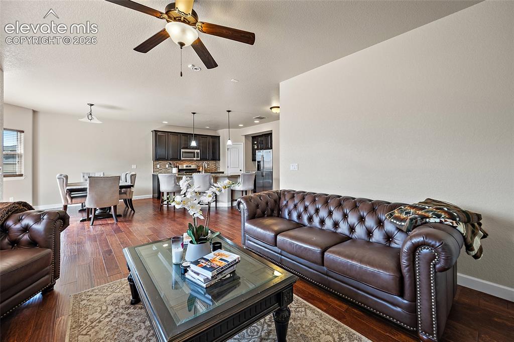 Image 14 of 25: Living Room