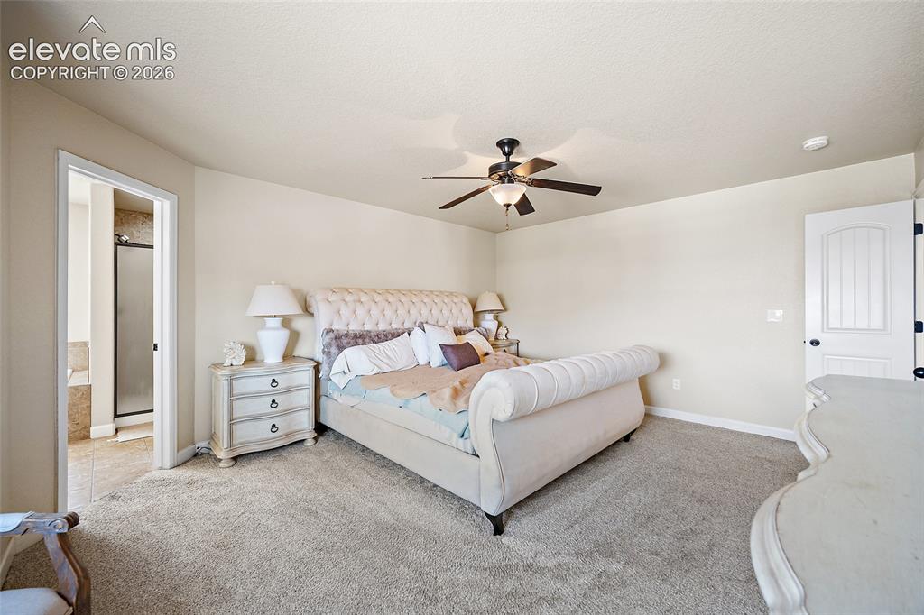 Image 18 of 25: Bedroom