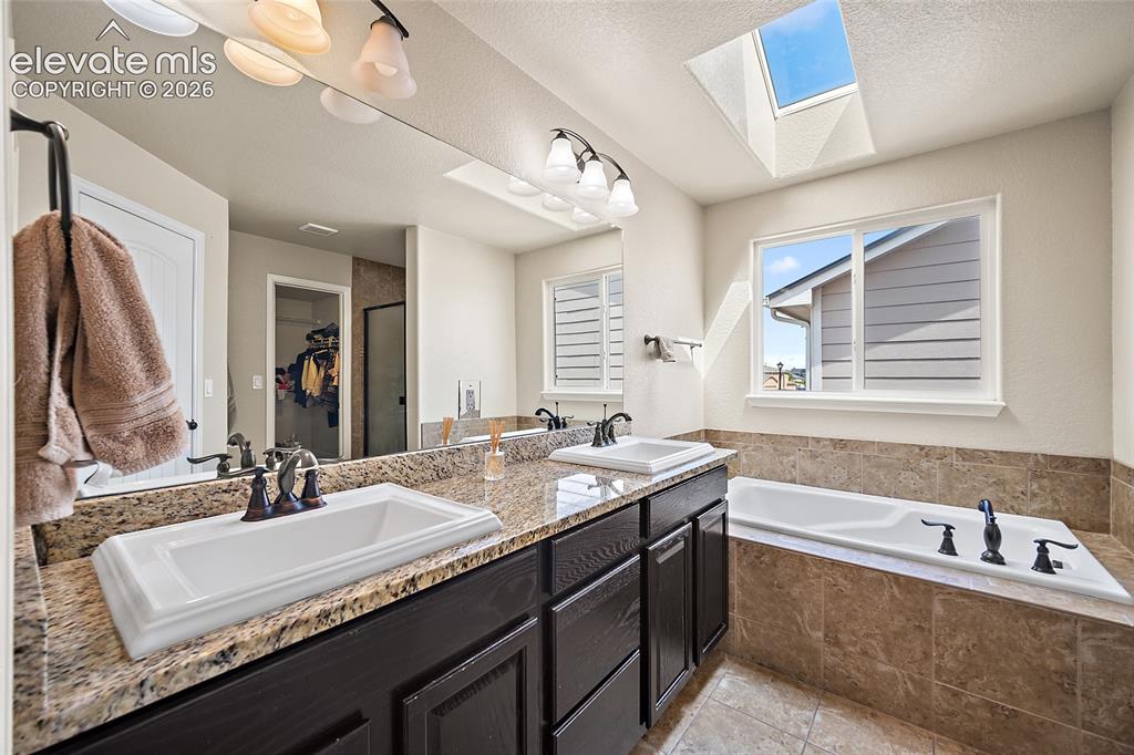 Image 20 of 25: Bathroom