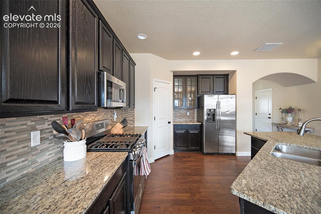 Image 8 of 25: Kitchen