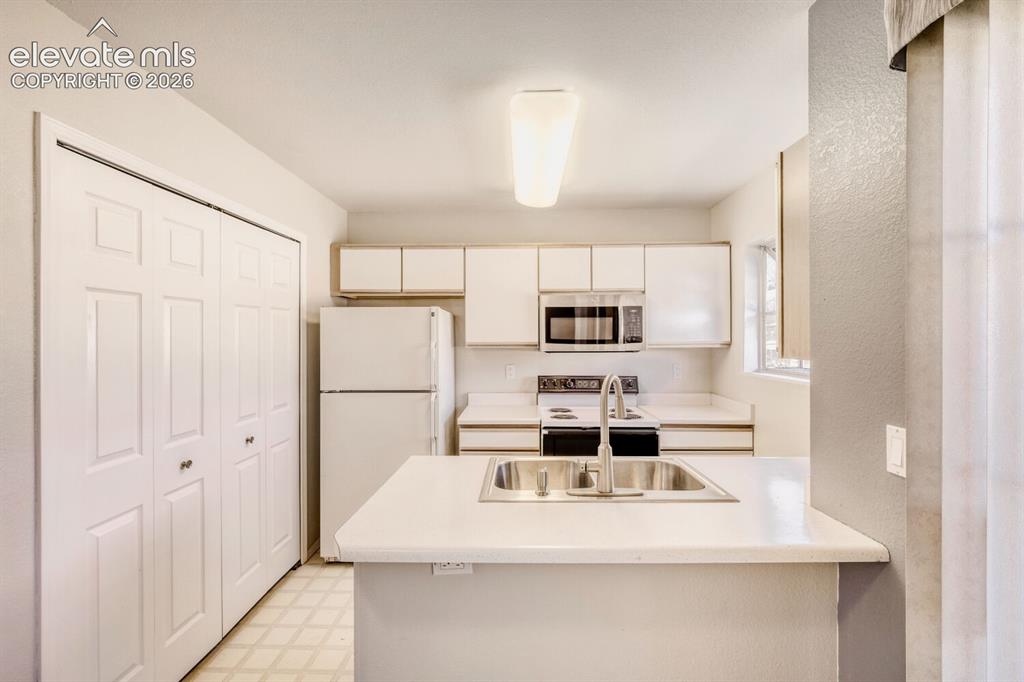 Image 6 of 17: Kitchen