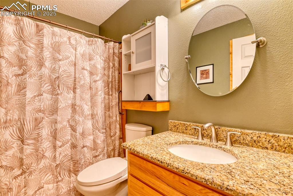 Image 19 of 35: Bathroom