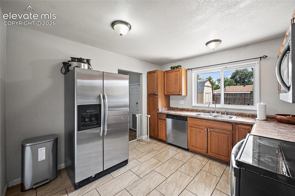 Image 11 of 29: Kitchen