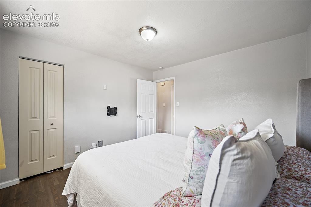 Image 16 of 29: Bedroom