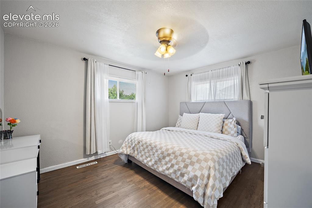 Image 17 of 29: Bedroom