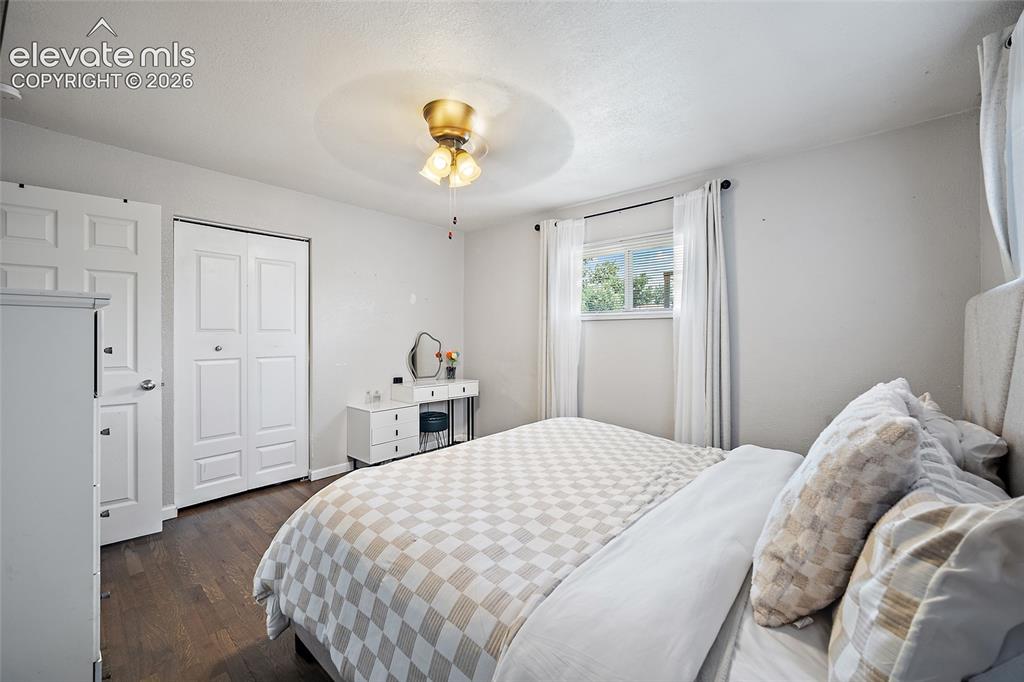 Image 18 of 29: Bedroom