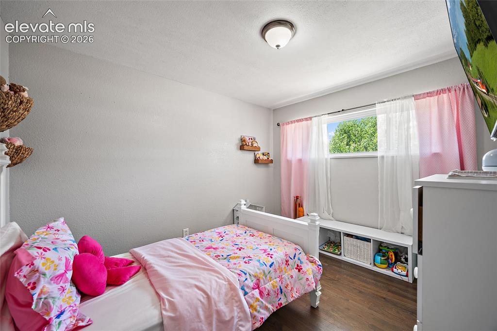 Image 19 of 29: Bedroom