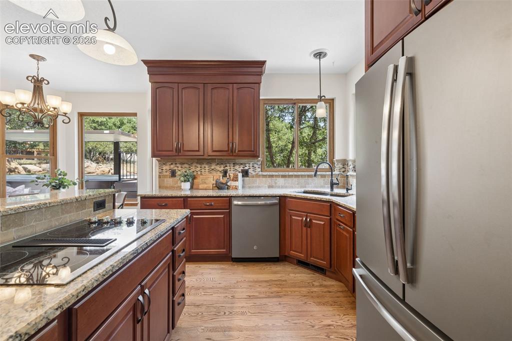Image 15 of 44: Stainless steel appliances