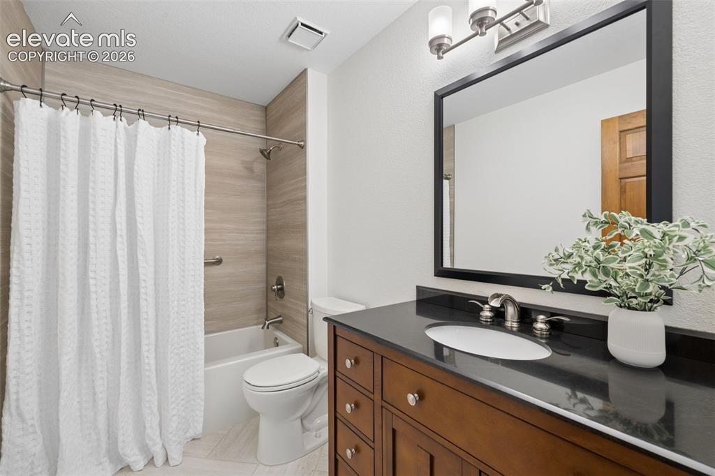 Image 33 of 44: Upper level secondary full bath
