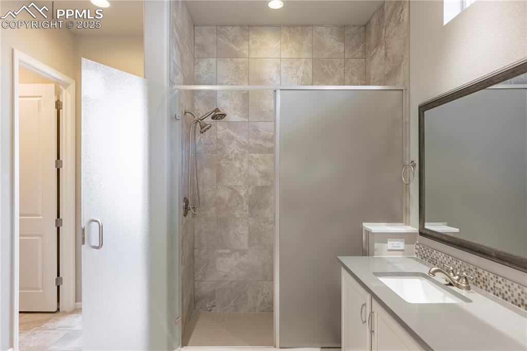 Image 17 of 37: Bathroom