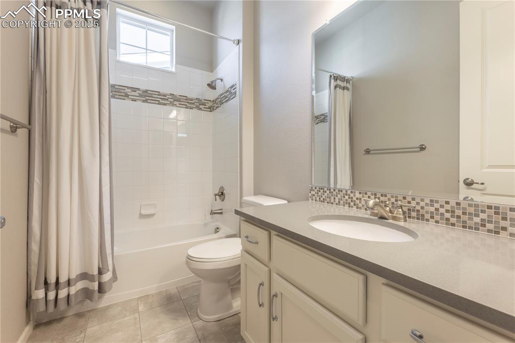 Image 24 of 37: Bathroom