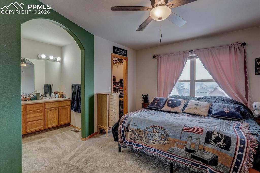 Image 14 of 24: Bedroom