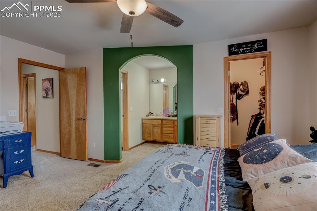 Image 16 of 24: Bedroom