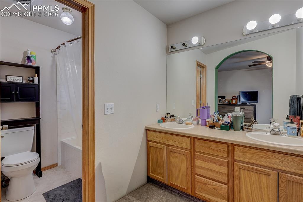 Image 17 of 24: Bathroom