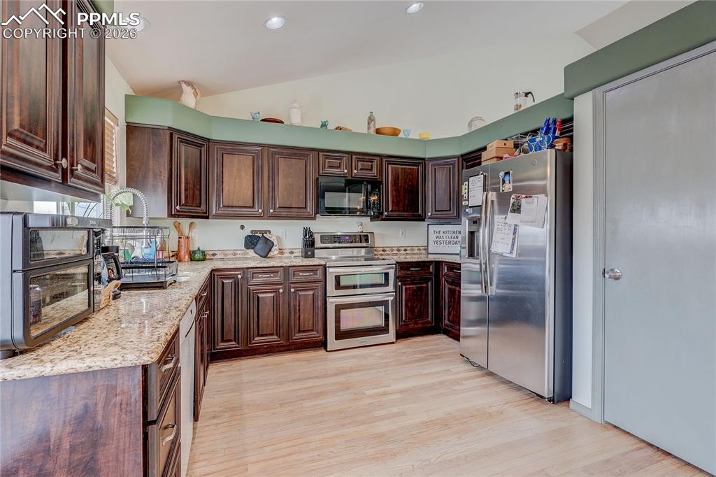 Image 7 of 24: Kitchen