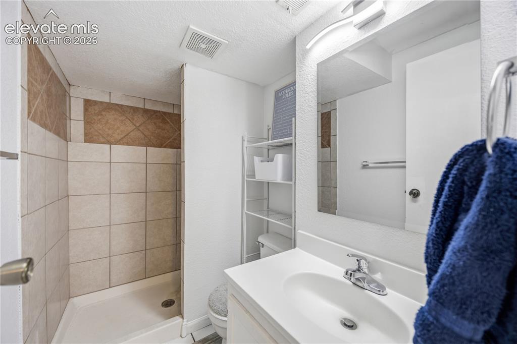 Image 13 of 22: Bathroom