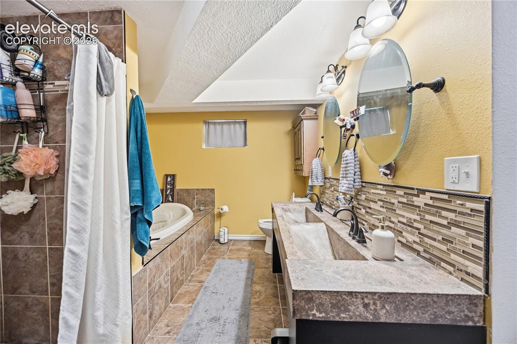 Image 16 of 22: Bathroom
