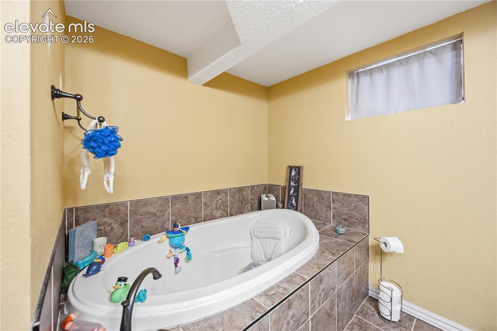 Image 17 of 22: Bathroom