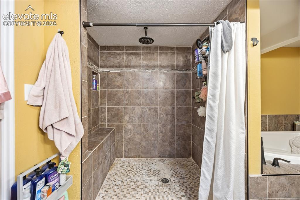 Image 18 of 22: Bathroom