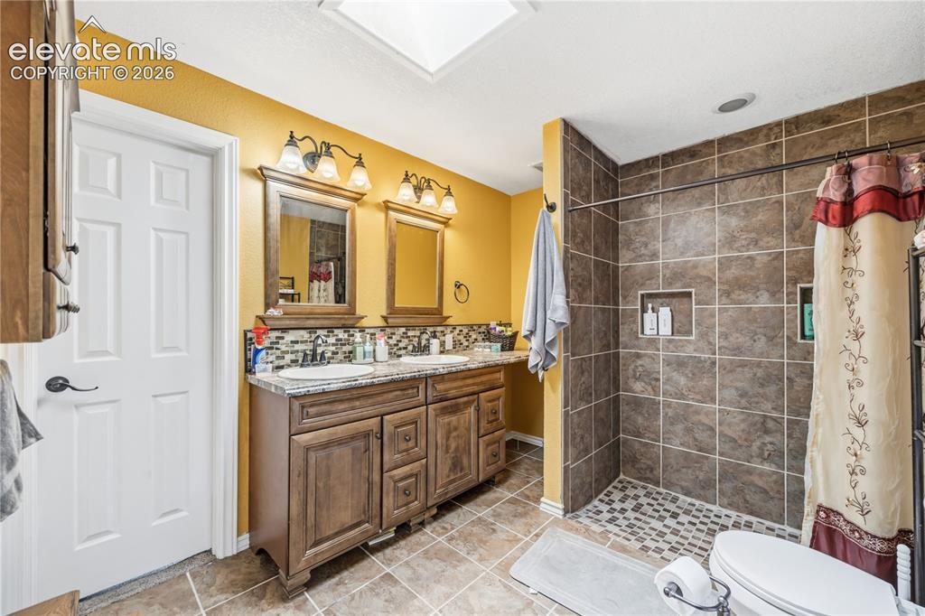 Image 19 of 22: Bathroom