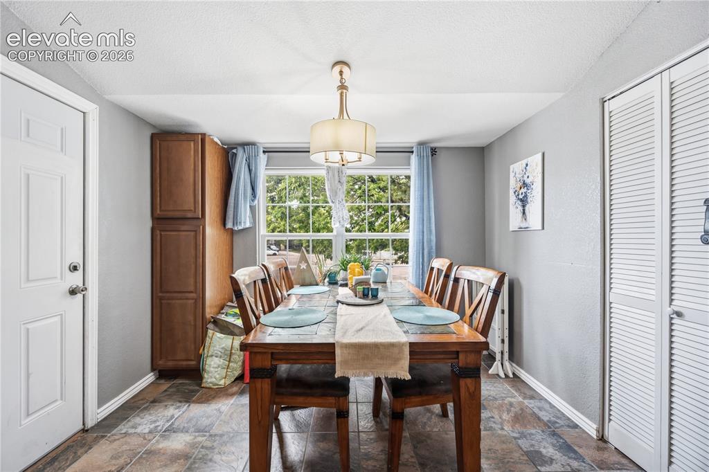 Image 7 of 22: Dining Area