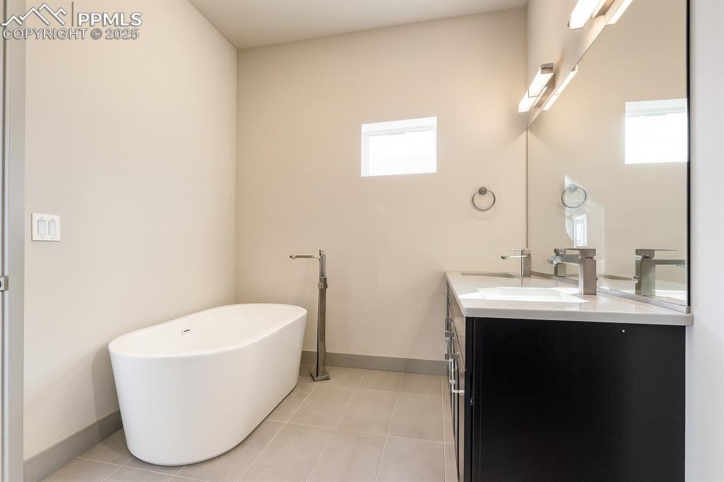 Image 11 of 38: Bathroom