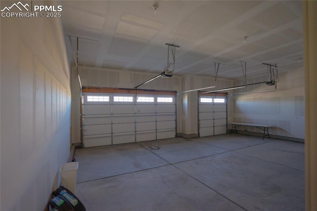 Image 24 of 38: Garage