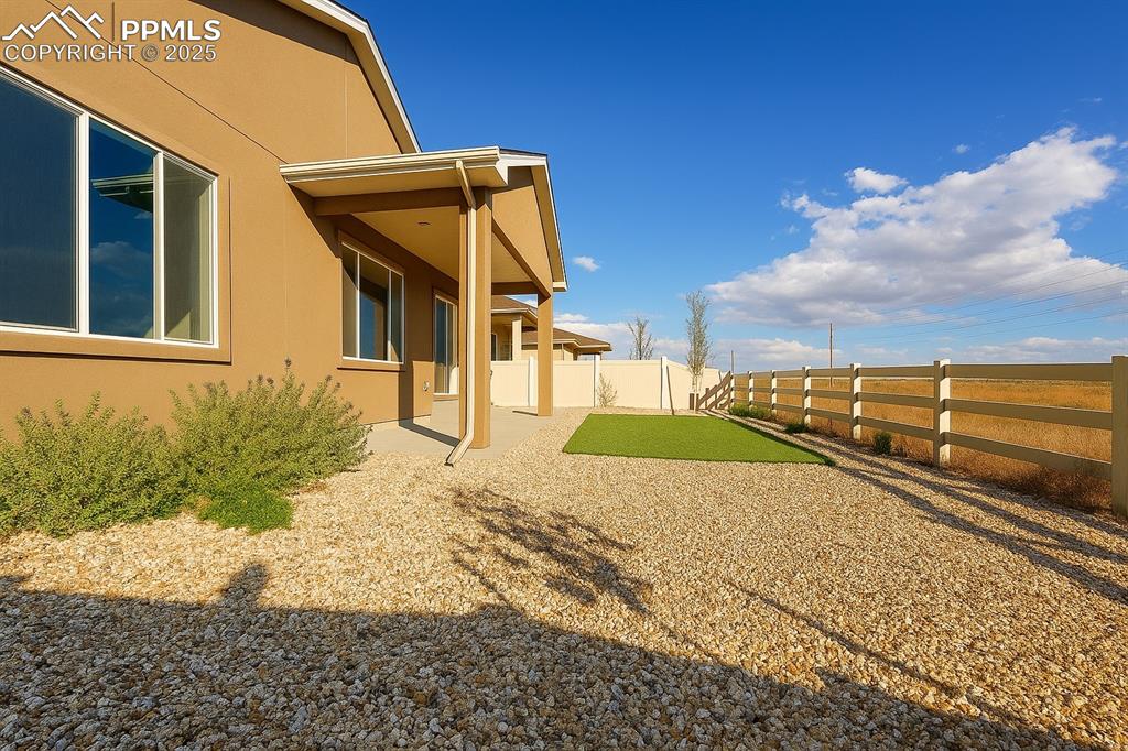 Image 27 of 38: Yard