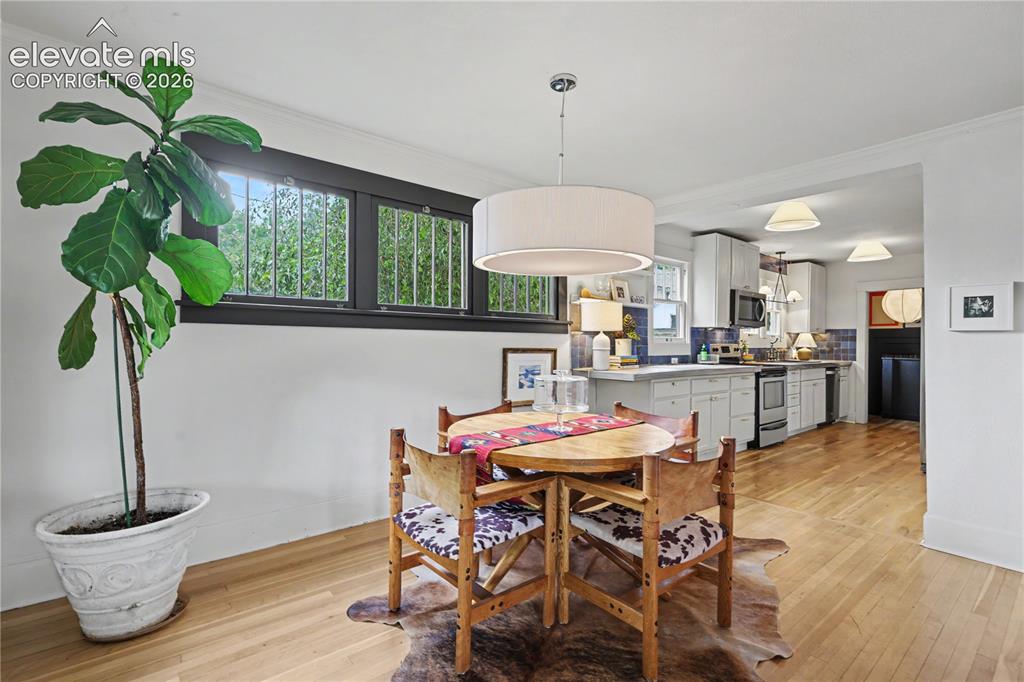 Image 11 of 37: Dining Area