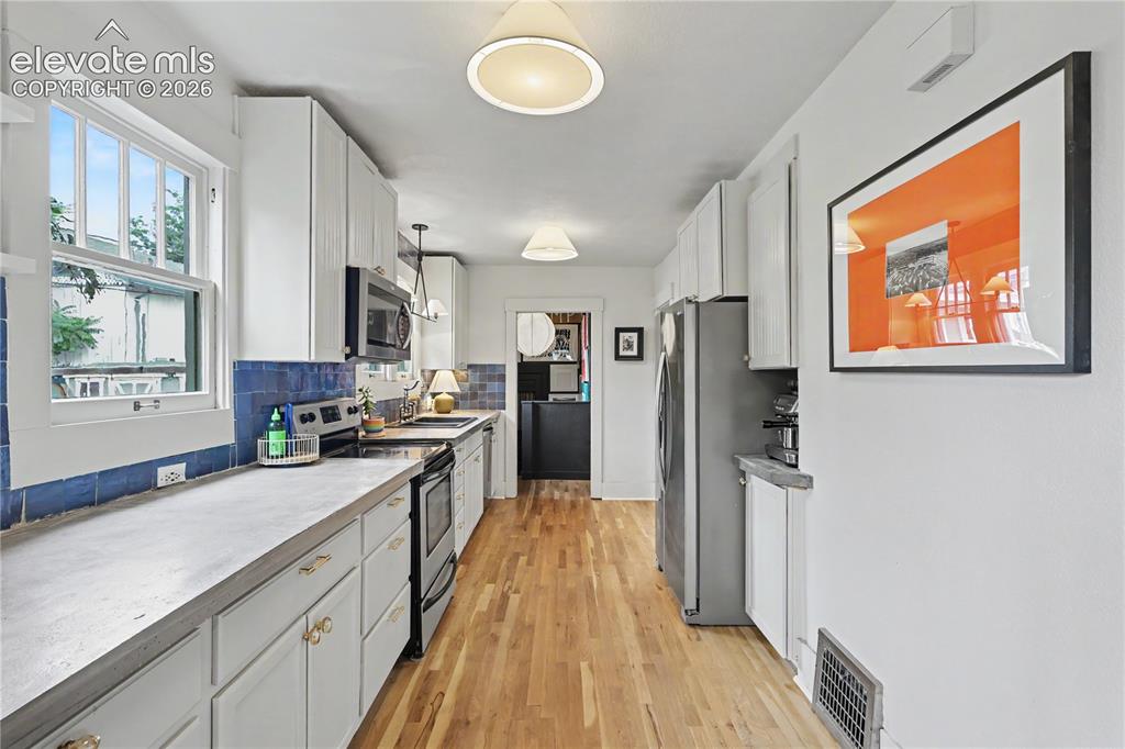 Image 12 of 37: Kitchen