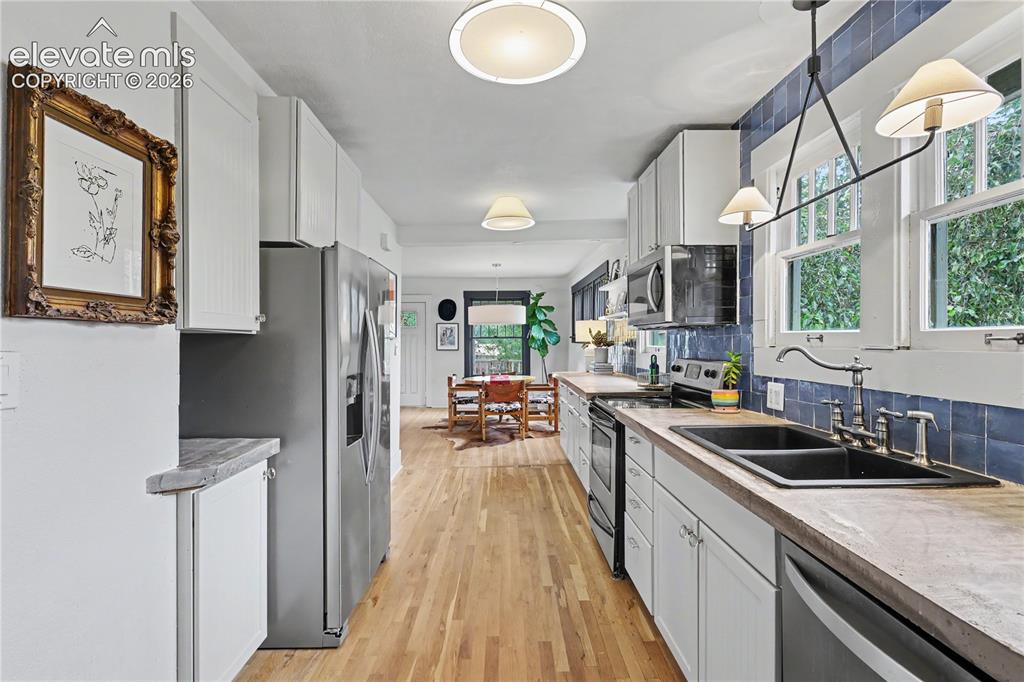 Image 13 of 37: Kitchen