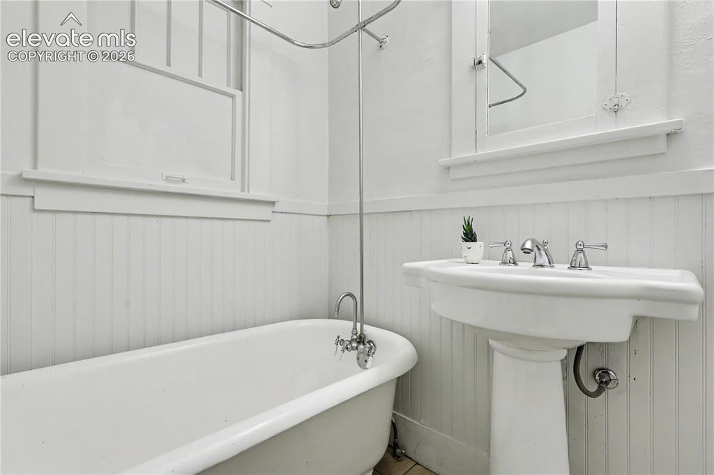 Image 18 of 37: Bathroom